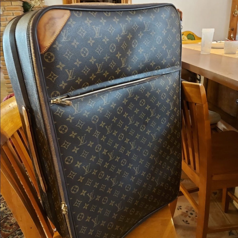 Louis Vuitton case. Good conditions, but it has some scratches. Authentic